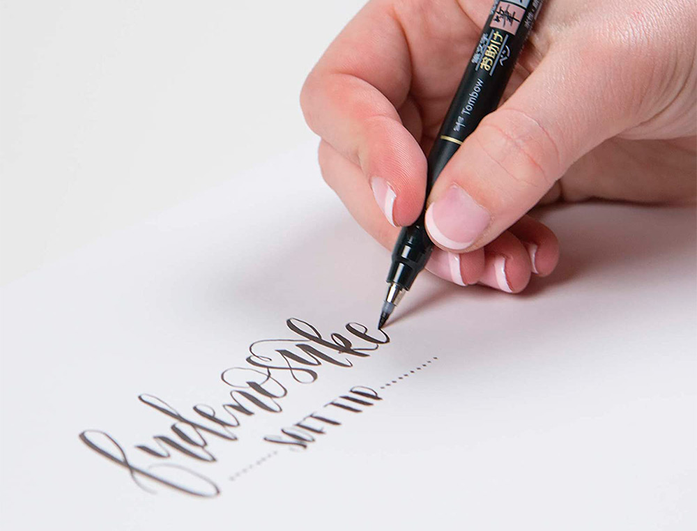 ROTULADOR TOMBOW FUDENOSUKE TINTA BASE DE AGUA PUNTA PINCEL DURA ESTUCHE DE 10 UNIDADES COLORES SURTIDOS