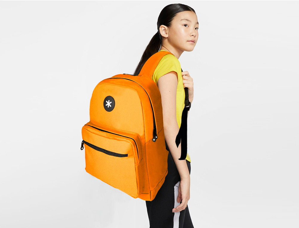 MOCHILA ANTARTIK CON ASA Y BOLSILLO FRONTAL CON CREMALLERA COLOR MOSTAZA 320X140X430 MM