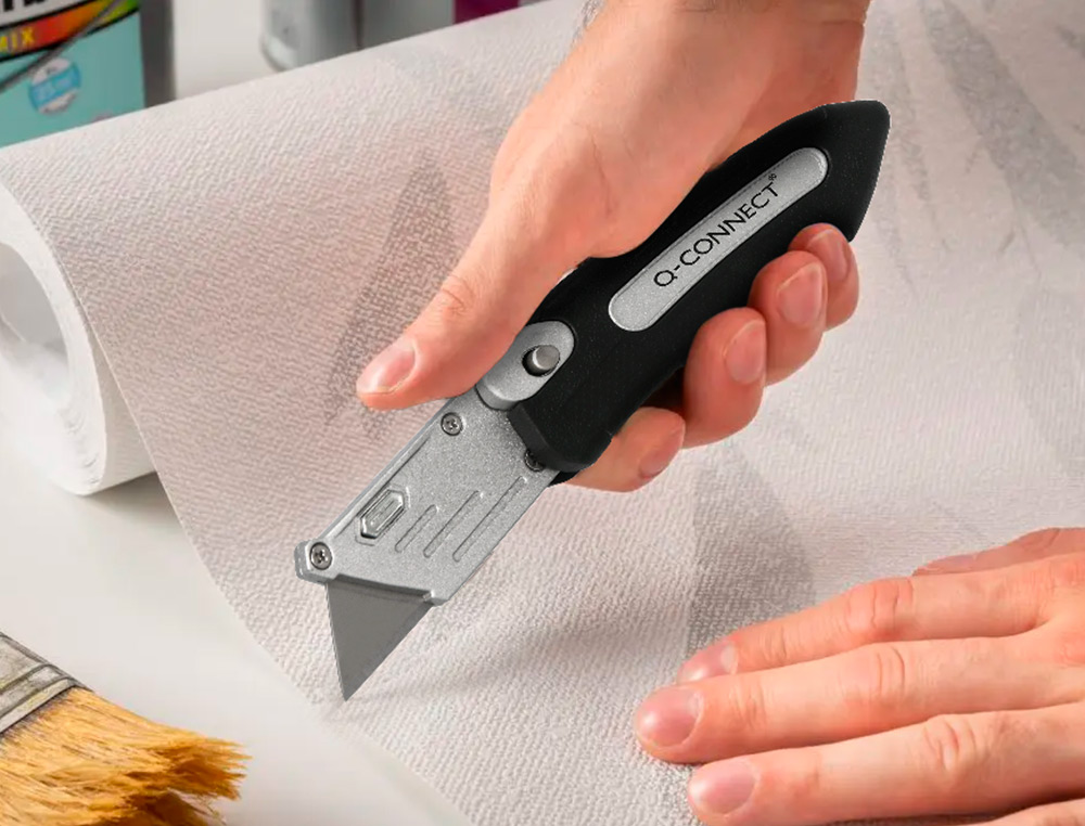 CUTER Q-CONNECT METALICO ANCHO PLEGABLE CON MANGO ANTIDESLIZANTE CUCHILLA 19 MM XD-925 CONCLIP BLISTER 1 UNIDAD