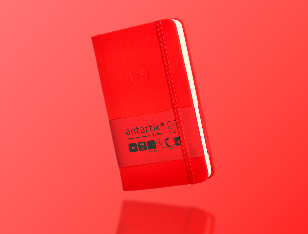 CUADERNO CON GOMILLA ANTARTIK NOTES TAPA DURA A6 HOJAS CUADRICULA ROJO 100 HOJAS 80 GR FSC