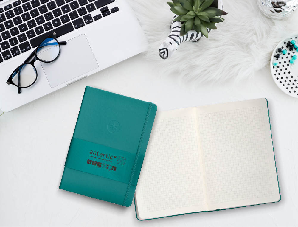CUADERNO CON GOMILLA ANTARTIK NOTES TAPA DURA A5 HOJAS CUADRICULA VERDE AGUAMARINA 100 HOJAS 80 GR