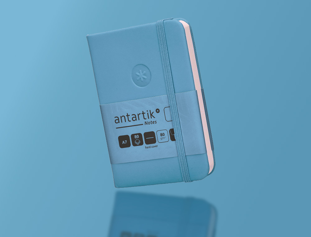 CUADERNO CON GOMILLA ANTARTIK NOTES TAPA DURA A7 HOJAS LISAS AZUL CLARO 80 HOJAS 80 GR FSC