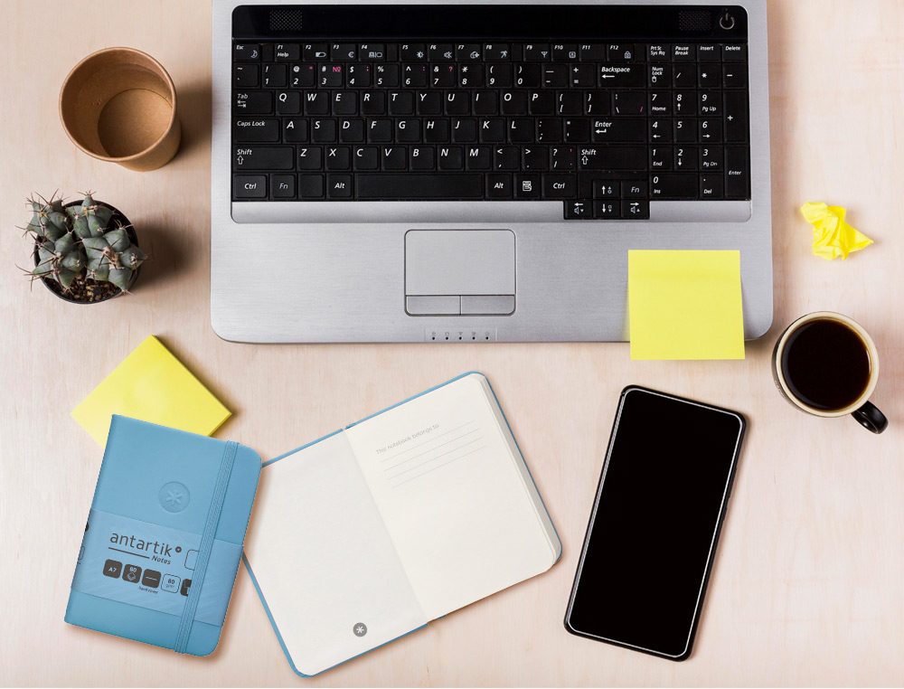 CUADERNO CON GOMILLA ANTARTIK NOTES TAPA DURA A7 HOJAS LISAS AZUL CLARO 80 HOJAS 80 GR FSC