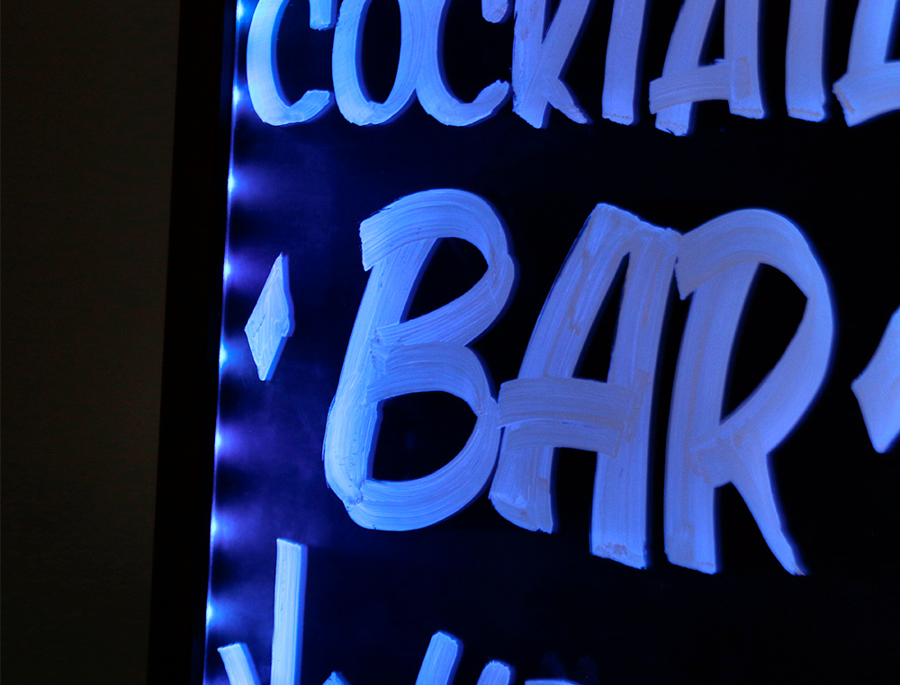 PIZARRA CRISTAL LIDERPAPEL CON LED EN CABALLETE DE MADERA PARA ROTULADORES TIPO TIZA 50X90CM