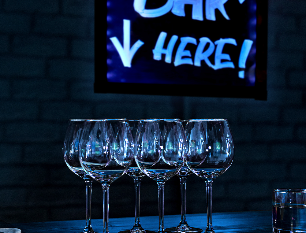 PIZARRA CRISTAL LIDERPAPEL CON LED EN CABALLETE DE MADERA PARA ROTULADORES TIPO TIZA 50X90CM