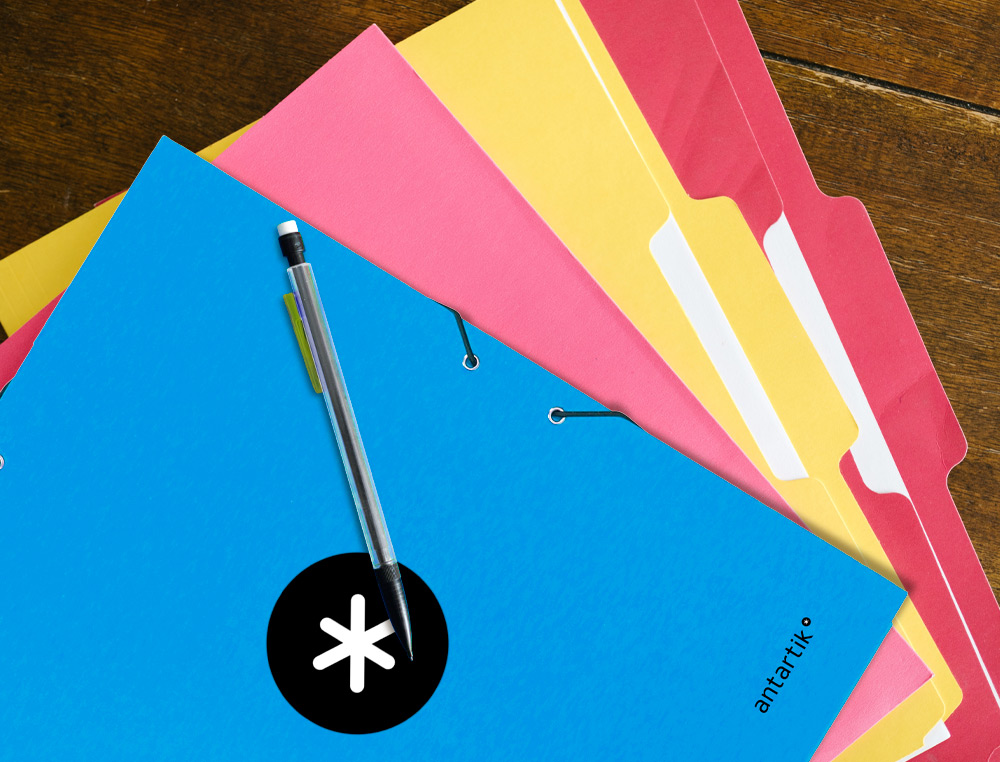 CARPETA ANTARTIK GOMAS TRES SOLAPAS CARTON FORRADO A4 COLOR AZUL